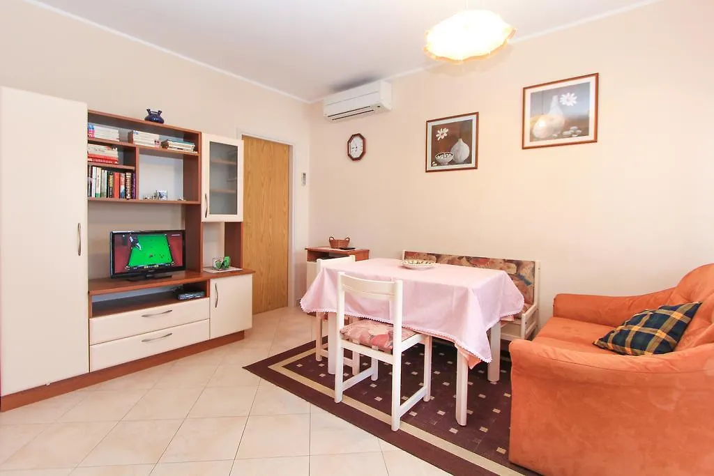 Apartments Silvia Porec 0*,